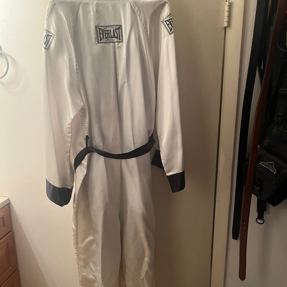 Everlast White and Black Boxing Robe. Everlast symbol on back and sleeves